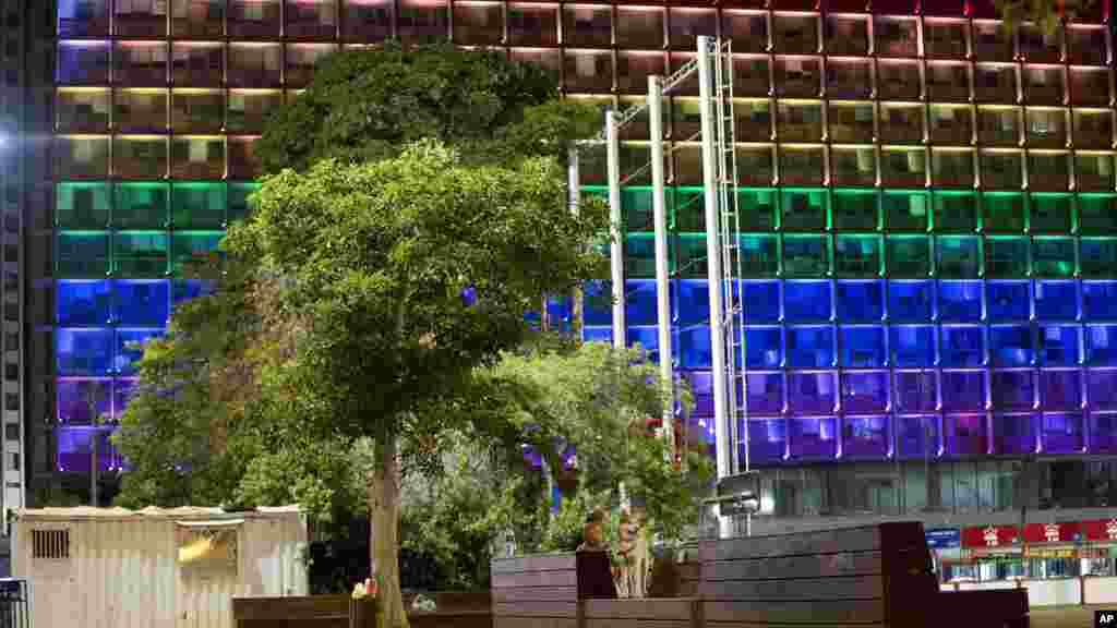 L&#39;hôtel de ville de Tel-Aviv illuminé avec des couleurs arc-en-ciel en solidarité avec les victimes, en Israël, le 12 juin 2016.