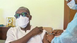 Patrice Talon prend sa dose de vaccin contre le Covid-19 à Cotonou, Bénin, le 15 juin 2021. (VOA/Ginette Fleur Adandé)