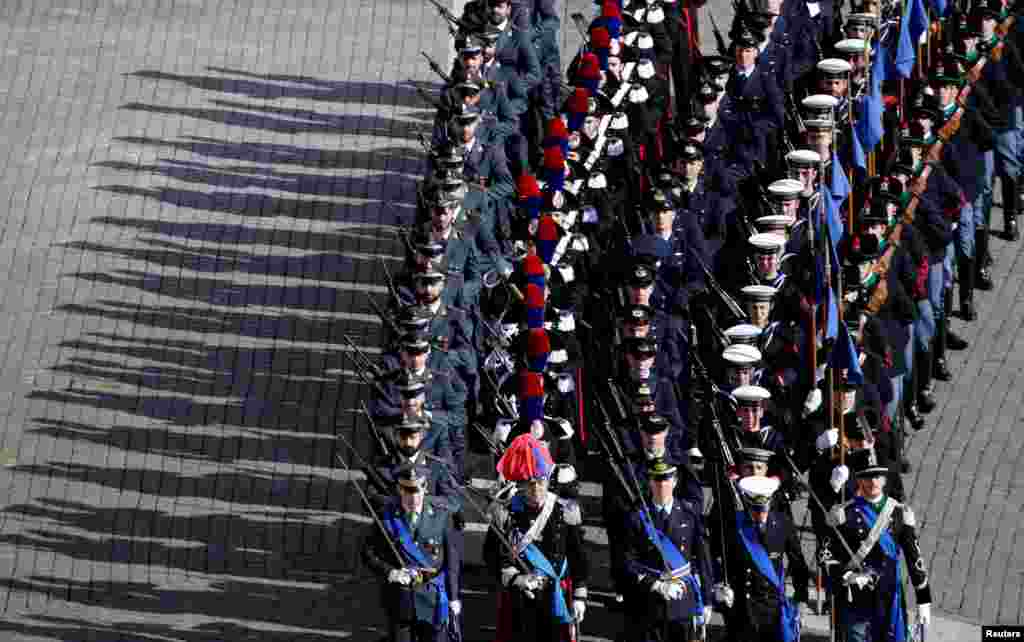 İtalyan askerleri, Vatikan&#39;ın&nbsp;St. Peter&#39;s Meydanı&#39;nda tören yürüyüşü yapıyor.