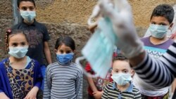 Anak-anak belajar memakai masker sebagai tindakan pencegahan penularan COVID-19 di Kairo, Mesir (foto: ilustrasi).