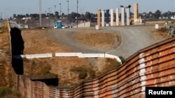 El muro fronterizo entre EE.UU. y México es objeto de un desafío por parte de la firma de Cards Against Humanity.