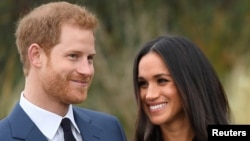 Pangeran Harry berpose bersama Meghan Markle di Sunken Garden, Kensington Palace, London, Inggris, 27 November 2017. 