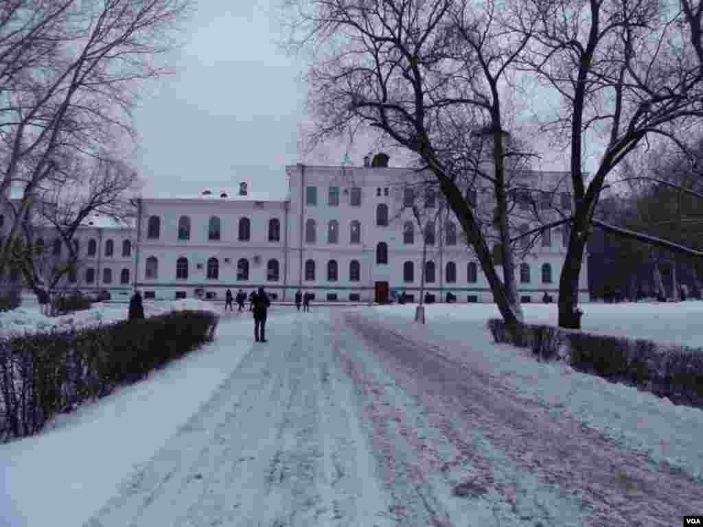 托木斯克國立大學校園, 當地冬季氣溫能達零下40攝氏度。(美國之音白樺拍攝)