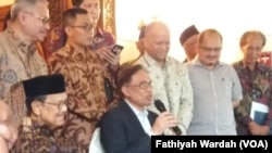 Mantan Wakil Perdana Menteri Malaysia Anwar Ibrahim bersama Mantan Presiden Indonesia BJ Habibie dalam jumpa pers di kediaman Habibie, Minggu (20/5).