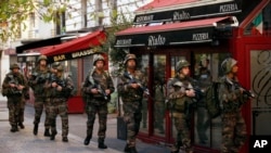 法国军人在巴黎北郊的街上巡逻（2015年11月18日）