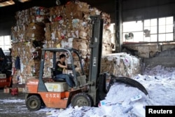 중국 상하이의 종이 재활용 공장에서 노동자가 작업 중이다.