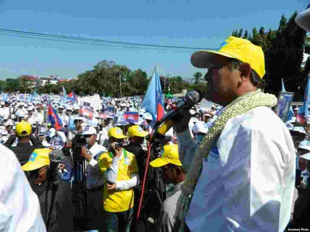 Kem Sokha, who is the vice president of the party and is leading the campaign, called on people to recognize the need for new solutions at a rally in Takmao.