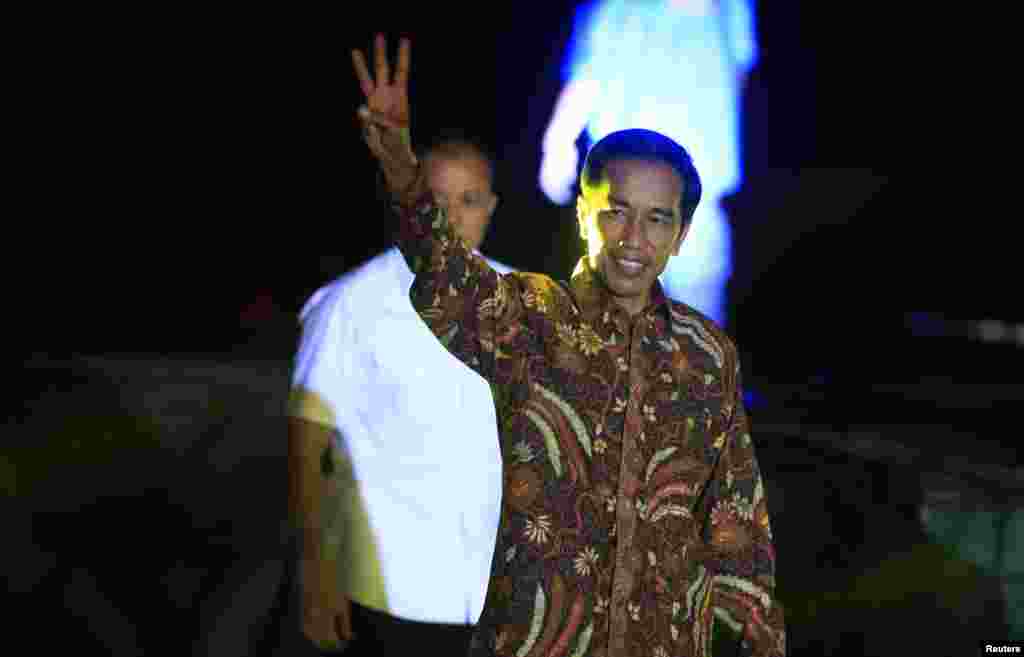 Presiden Indonesia terpilih Joko &quot;Jokowi&quot; Widodo usai menyampaikan pidato kemenangan di atas kapal phinisi di Pelabuhan Sunda Kelapa (22/7). (Reuters/Beawiharta)