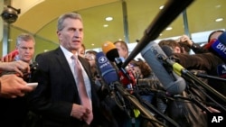 Komisioner Energi Uni Eropa Guenther Oettinger memberikan keterangan pers di Brussels, Belgia mengenai pembicaraan pasokan gas alam Rusia, Rabu (29/10).