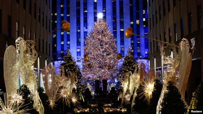 FILE - People watch the Christmas tree lighting at Rockefeller Center in the Manhattan borough of New York City, New York, U.S., November 28, 2018. (REUTERS/Eduardo Munoz)