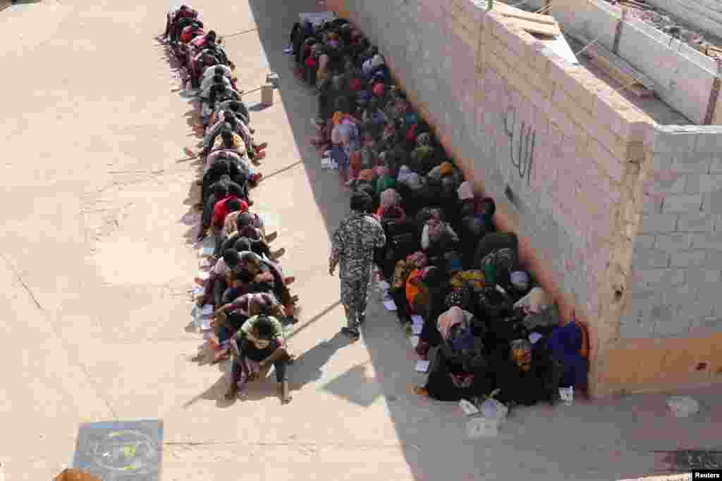 مهاجران غیرقانونی پس از بازداشت در لیبی،&nbsp; کنار مرکزی در شهر طرابلس صف کشیده&zwnj;اند