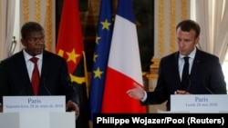 Le président français Emmanuel Macron et le président angolais Joao Lourenco assistent à une conférence de presse conjointe à l'Elysée, à Paris, le 28 mai 2018.