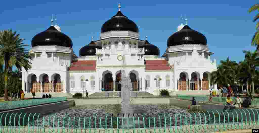 Masjid Agung Baiturrahman, simbol paling megah di Aceh, dibangun pada akhir abad 19 untuk menggantikan masjid yang sebelumnya hancur dalam perang (5/12). (VOA/Maimun Saleh)