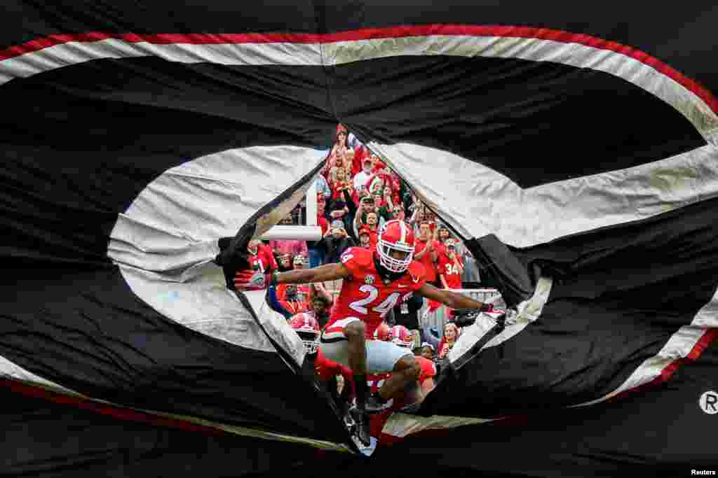 ក្រុម Georgia Bulldogs ដែលដឹកនាំដោយកីឡាករ Dominick Sanders (លេខ២៤) រត់ទៅទីលានប្រកួតមុនពេលចាប់ផ្តើមប្រកួតជាមួយនឹងក្រុម Kentucky Wildcats នៅស្តាត Sanford កាលពីថ្ងៃទី១៨ ខែវិច្ឆិកា ឆ្នាំ២០១៧ ក្នុងក្រុង Athens រដ្ឋ Georgia សហរដ្ឋអាមេរិក។