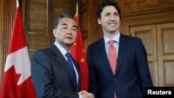 Canada's Prime Minister Justin Trudeau (R) meets with China's Foreign Minister Wang Yi during in Trudeau's office on Parliament Hill in Ottawa, Ontario, Canada, June 1, 2016. 