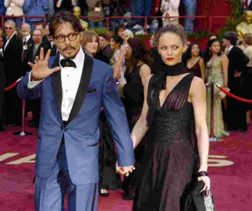 Relación: 14 años – Aunque los artistas Johnny Depp y Vanessa Paradis nunca se casaron, en Hollywood corre el rumor de que se han separado. La pareja tiene dos hijos, una niña de 12 años y niño de nueve.