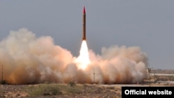 Pakistan melakukan ujicoba misil balistik Shaheen-II yang mampu mengangkut hulu ledak nuklir (foto: dok).