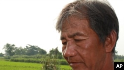 A farmer in Laguna Province will soon receive advice on how to increase his rice field's productivity on his mobile phone.