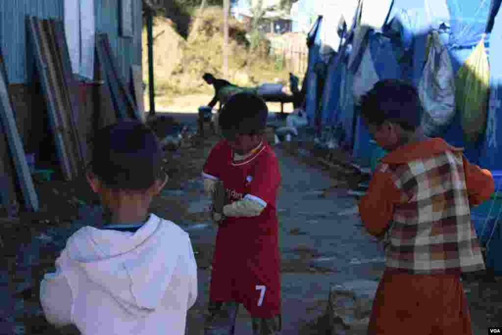 The temporary accommodation in many cases houses families of upwards of 5 people. (D. de Carteret/VOA)