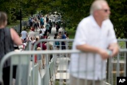 Pagar sementara mulai dipasang jelang perayaan Hari Kemerdekaan AS bertajuk "Salute to America" di sekitar lapangan nasional AS, "The National Mall" di Washington D.C., 2 Juli 2019.