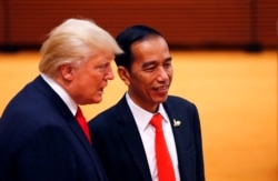 Presiden AS Donald Trump berbicara dengan Presiden Joko Widodo di sela-sela KTT G20 di Hamburg, Jerman 8 Juli 2017.