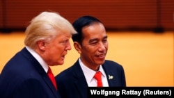 Presiden AS Donald Trump berbicara dengan Presiden Indonesia Joko Widodo selama KTT G20 di Hamburg, Jerman 8 Juli 2017. (Foto: Reuters/Wolfgang Rattay)