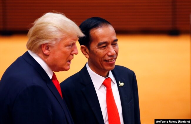 Presiden AS Donald Trump berbicara dengan Presiden Indonesia Joko Widodo selama KTT G20 di Hamburg, Jerman 8 Juli 2017. (Foto: Reuters/Wolfgang Rattay)