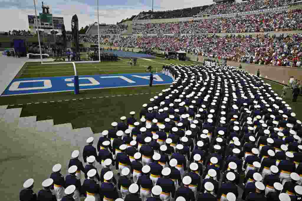 Kadet Akademi AU yang lulus berkumpul di acara wisuda mereka di Akademi AU AS di Colorado Springs, Colorado, USA.