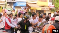 Những người ủng hộ ông Quân tham gia cuộc tuần hành ở Hà Nội (Marianne Brown for VOA)