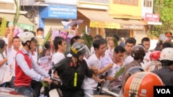 Supporters of Le Quoc Quan marched in Hanoi, Oct. 2, 2013, causing traffic problems until police intervened. (Marianne Brown for VOA) 