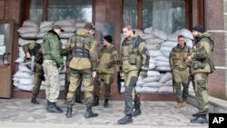Pemberontak pro-Rusia siaga di Donetsk, Ukraina timur (foto: dok). PBB melangsungkan beberapa operasi kemanusiaan di Ukraina timur.