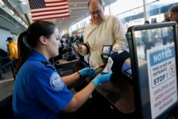 Pemeriksaan di Bandara Internasional Logan, Boston (Foto: dok). Shahab Dehghani dan Reihana Emami Arandi, dua mahasiswa asal Iran, mengajukan pengaduan pelanggaran hak sipil kepada Departemen Keamanan Dalam Negeri (DHS) atas perlakuan kurang baik di bandara ini.