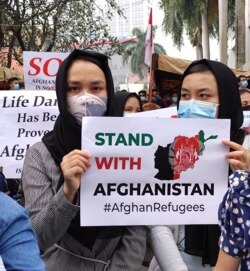 Pengungsi Afghanistan menyuatakan keprihatinan dengan situasi yang terjadi di Afghanistan dalam demonstrasi di depan kantor UNHCR Jakarta, Selasa (24/8). (VOA/Indra Yoga)
