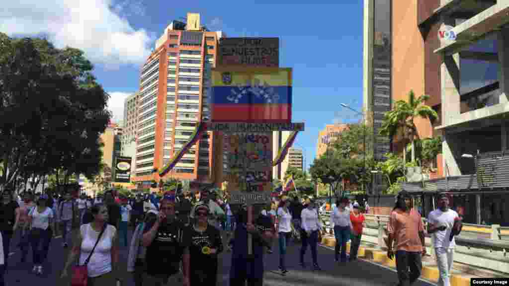 Los venezolanos salen con carteles señalando la falta de alimentos y violaciones de derechos humanos en el país.&nbsp;
