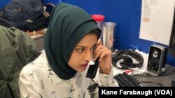 미국 최초로 히잡을 쓴 방송기자가 된 타헤라 하르만이 취재원과 통화를 하고 있다.