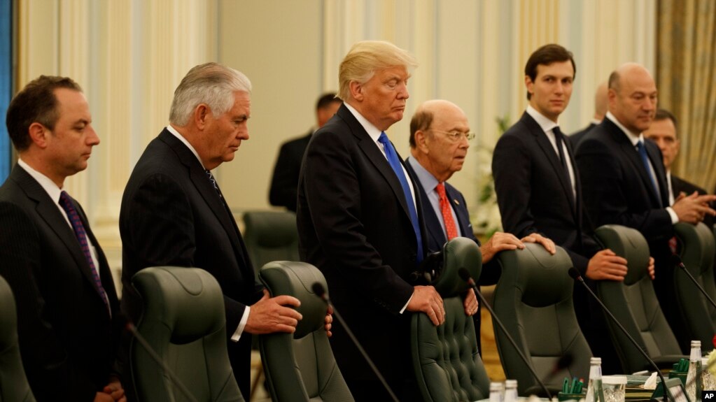 美國總統川普和國務卿蒂勒森等人等待同沙特高官舉行的會談開始（2017年5月20日）
