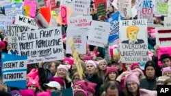 Жінки збираються на Марш жінок на Вашингтон, 21 січня 2017 року