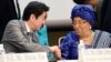 Primeiro-ministro japonês Shinzo Abe cumprimenta presidente liberiana Ellen Johnson Sirleaf 