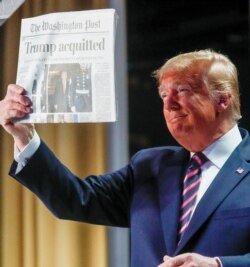 Predsednik Tramp sa naslovnom stranom Vašington posta na kojoj piše da je "oslobođen"
