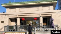 资料照：中共中央纪律检查委员会在北京总部的大门外保安人员在站岗。（2018年2月10日）