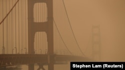 加州旧金山金门大桥的天空充满了烟雾。