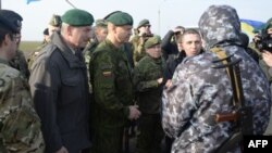 Obsèvatè Oganizasyon Pou Sekirite Ak kooperasyon Nan Ewòp la kap eseye wè si militè ris yo va kite yo antre nan Krime, Ukrèn. 8 mas 2014