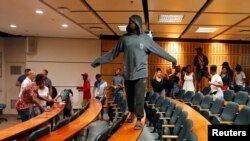 Des étudiants manifestent pour demander une éducation gratuite pour tous à l'Université de Cape Town, Afrique du sud, le 3 octobre 2016.