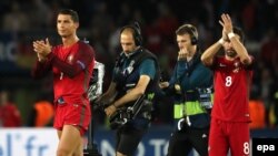 Cristiano Ronaldo, à gauche, et Joao Moutinho, à droite, encouragent leurs supporters à la fin du match du groupe F de l'Euro 2016 F entre leur équipe, le Portugal, et l'Autriche au Parc des Princes à Paris, France, 18 juin 2016. epa/ Abedin TAHERKENAREH 