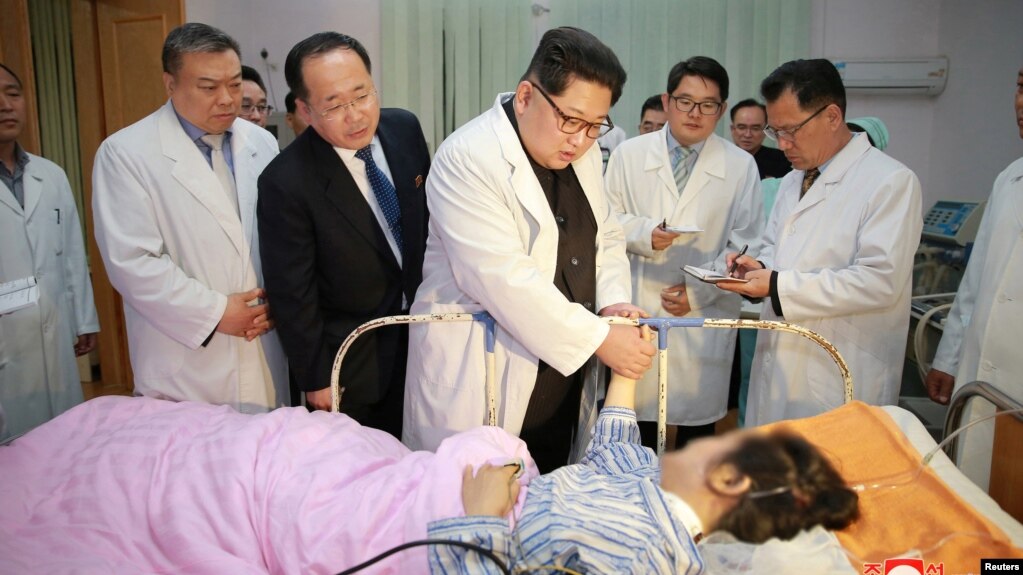 朝鲜领导人金正恩前往平壤一家医院探望在朝鲜黄海北道发生的严重车祸中受伤的中国游客。（2018年4月24日）
