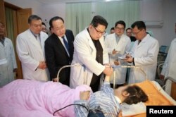 朝鲜劳动党委员长金正恩探望了在国营医院入院的中国受伤者。（2018年4月23日）