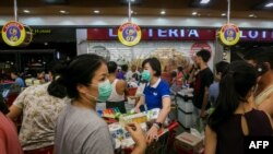 ရန်ကုန်မြို့တွင် ကိုရိုနာဗိုင်းရပ်စ်ပိုး ကူးစက်သည့် ကောလာဟလသတင်း ထွက်ပြီးသည့်နောက် ကုန်တိုက်တခုတွင် အလုအယက် ဈေးဝယ်နေကြသူများ။ မတ် ၁၂၊ ၂၀၂၀