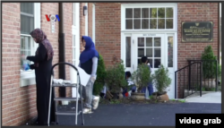 Kerja bakti "Spring Cleaning" menyambut Ramadan di IMAAM Center, Silver Spring, Maryland, April 2019. (Foto: VOA/Videograb)