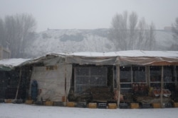 Toko-toko lokal di Bamiyan, Afghanistan, 22 Desember 2021. (REUTERS)