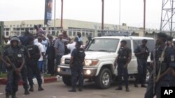 Askari polisi wakiwa wamezingira msafara wa Etienne Tshisekedi Kinshasa Novemba 26, 2011